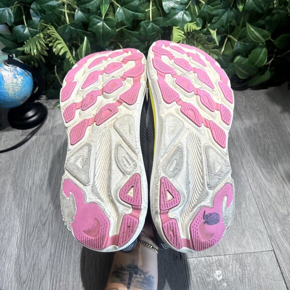 Athletic_Shoes